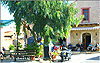 Prines: Dorfplatz vor der Taverna Giannikos