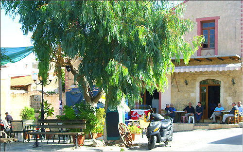Prines: Dorfplatz vor der Taverna Giannikos
